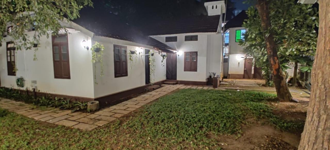 Lannister Inn Kochi Exterior photo